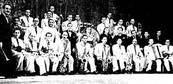Adi Rosner z orkiestrą –
obok stoją Albert i Mieczysław Harris Adi Rosner z orkiestrą –
obok stoją Albert i Mieczysław Harris