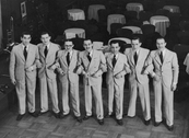 Ady Rosner i jego orkiestra (Kraków, ok. 1937 r.)
Wł. Eiger ? (pierwszy z lewej) Ady Rosner i jego orkiestra (Kraków, ok. 1937 r.)
Wł. Eiger ? (pierwszy z lewej)